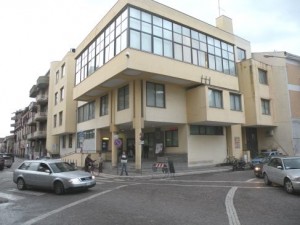 , sulla destra si trova il parcheggio riservato