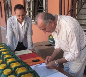 Il dr_ Vito Gravante ammirato dal giovane sindaco Pietro Parente