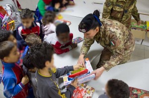 Esercito, Bersagliera dell'8 Reggimento di Caserta mentre distribuisce regali nel giorno dell'Epifania nel centro di accoglienza3